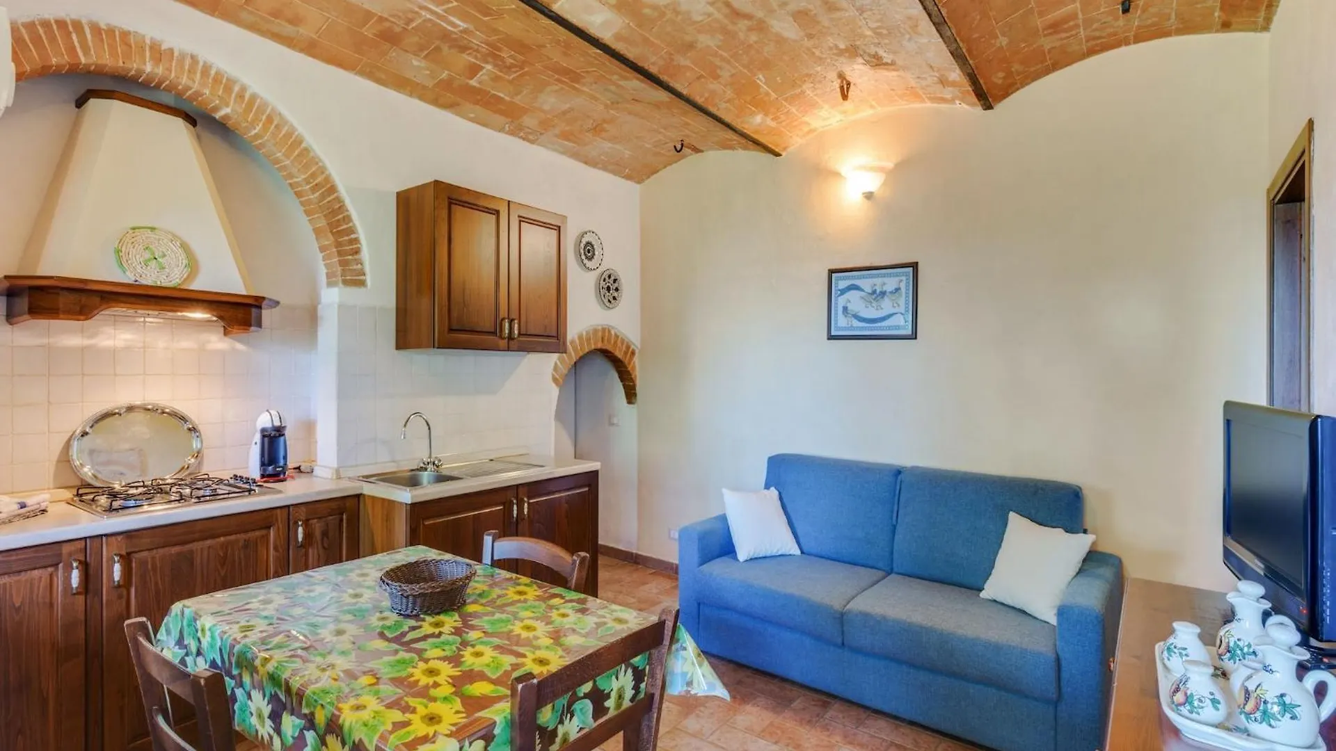 Lavish Holiday Home In Volterra With Pool 0*,