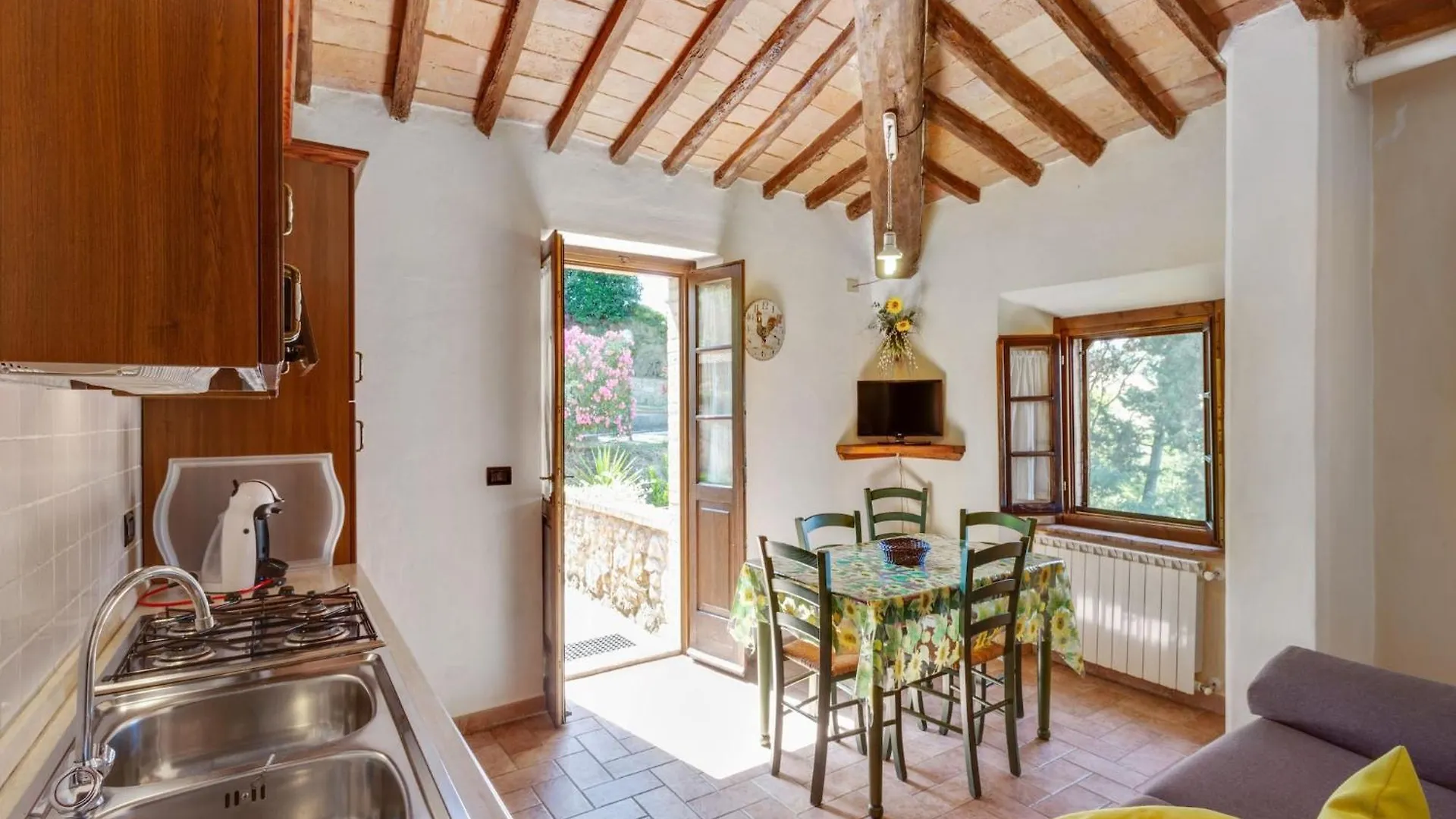 Lavish Holiday Home In Volterra With Pool 0*,